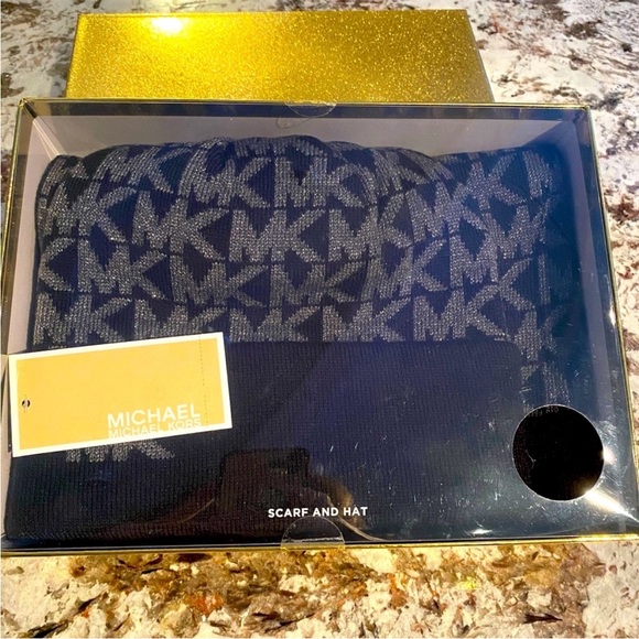 Michael Kors Women`s Metallic MK Diamond Logo Scarf/Hat 2Pc Set Gold MK Gift Box - Picture 5 of 5